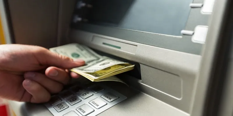 Thực hiện nạp tiền qua cây ATM nhanh chóng, đơn giản